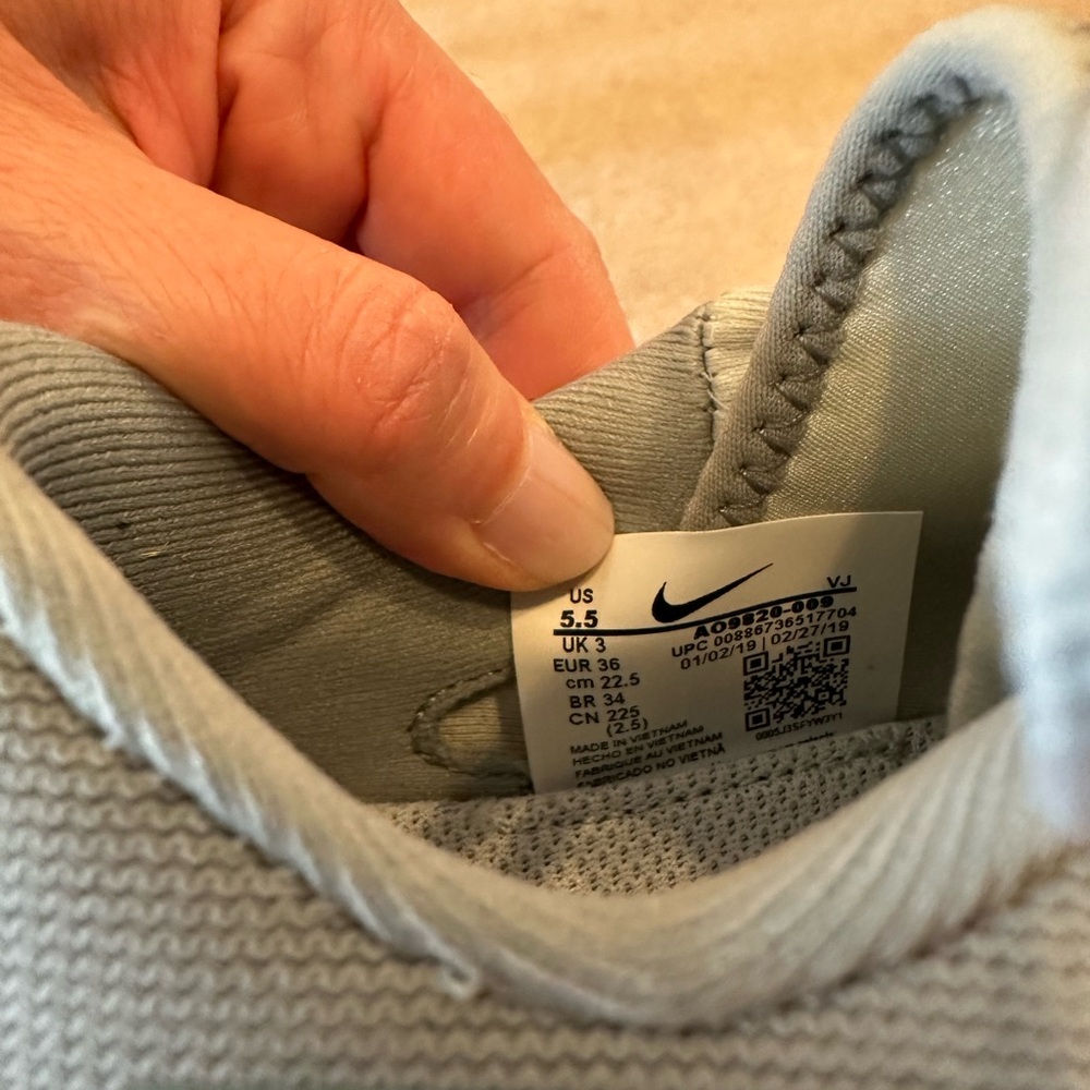 Nike Women's Odyssey React Sneakers Gray and Pink - Picture 9 of 9